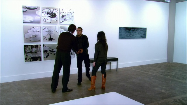画廊老板在当代艺术展上对一对情侣说再见视频下载