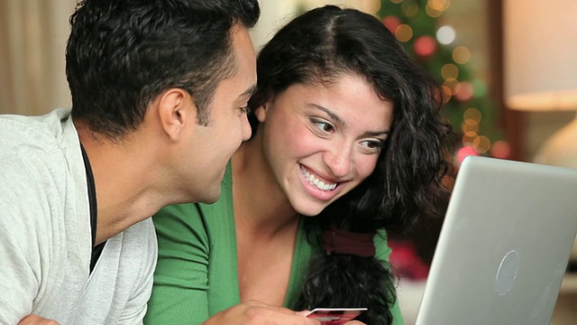 美国弗吉尼亚州里士满的一对年轻夫妇在网上购买圣诞礼物视频素材