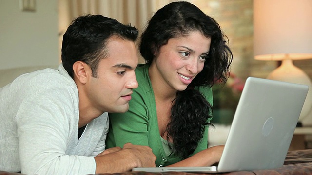 CU PAN年轻夫妇在网上购物/里士满，弗吉尼亚州，美国视频素材