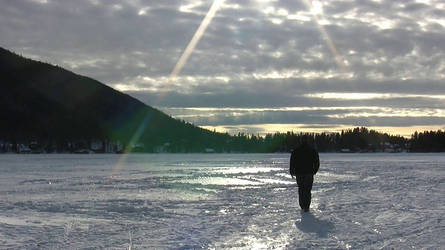 HD 1080i孤独的人在冰湖上行走视频素材