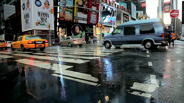 美国纽约州，纽约市，时代广场，雨中的交通视频素材