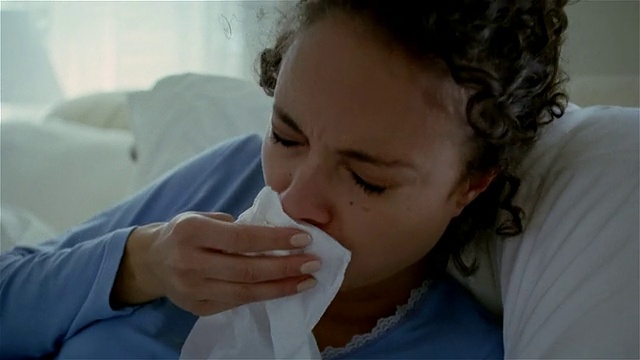 关闭生病的妇女躺在床上，咳嗽，擤鼻涕，揉眼睛/索尔伯里，宾夕法尼亚州视频下载