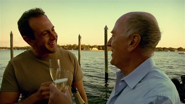老男人和中年男人在码头边喝着香槟聊天视频素材