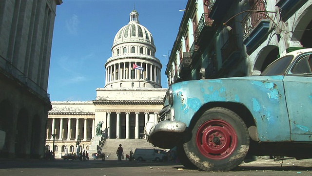 古巴哈瓦那国会大厦前的老爷车视频下载