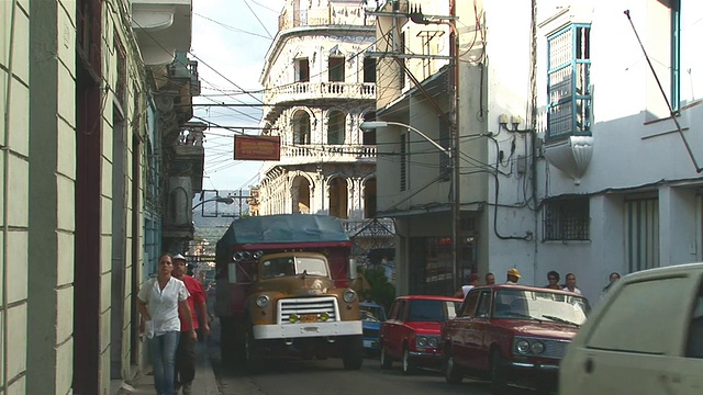 古巴圣地亚哥古巴市的WS街，交通拥挤视频下载