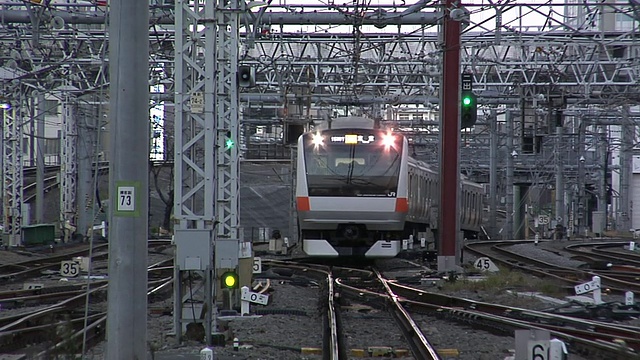 日本东京，黄昏时分，新JR中央线列车驶近新宿火车站视频素材