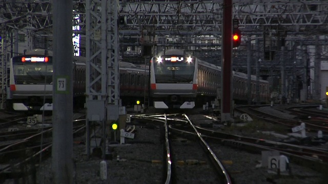 日本东京，黄昏时分，新JR中央线列车驶近新宿火车站视频素材