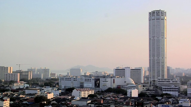 下午晚些时候看到槟城最高的建筑——Komtar / George Town，槟城，马来西亚视频素材