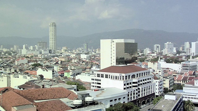 马来西亚槟城，乔治城，主导Komstar大楼的城市景观视频素材