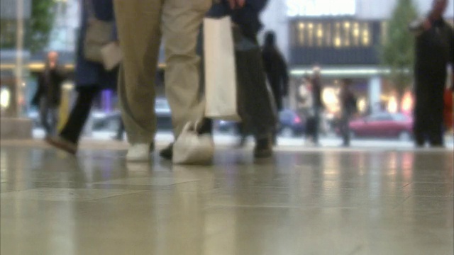 一个拎着购物袋的男人，瑞典。视频下载