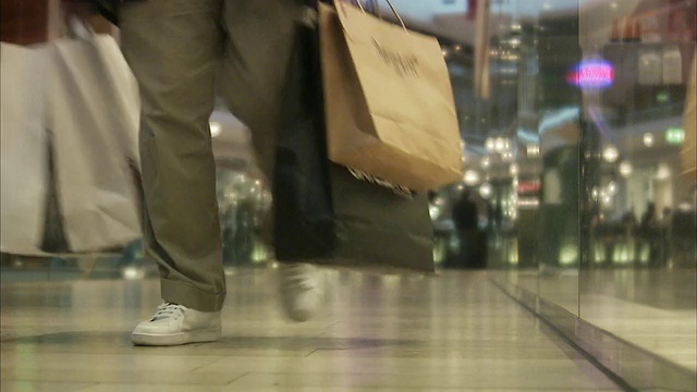 一个拎着购物袋的男人，瑞典。视频素材