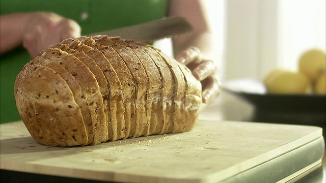 切面包的女人，瑞典。视频下载
