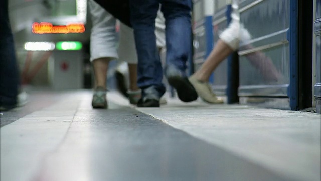 人们在瑞典的斯德哥尔摩等地铁。视频下载