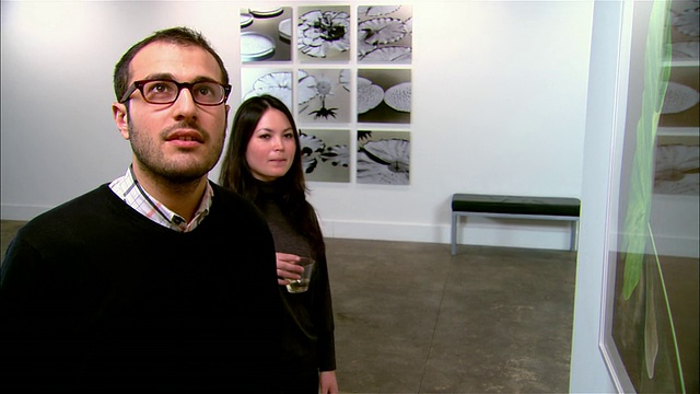 男男女女在画廊开幕时看艺术品视频下载