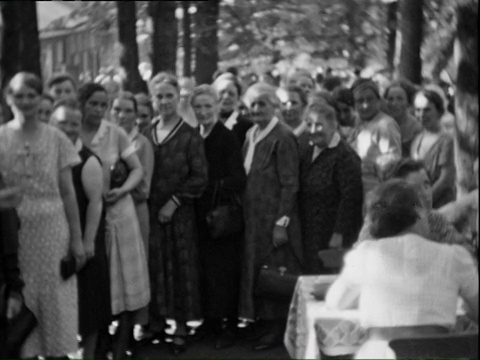 1938年，德国图林根，妇女和女孩在户外排队视频下载