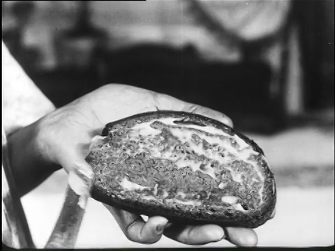 1920年德国，一个男人在演示面包怎么涂黄油视频下载