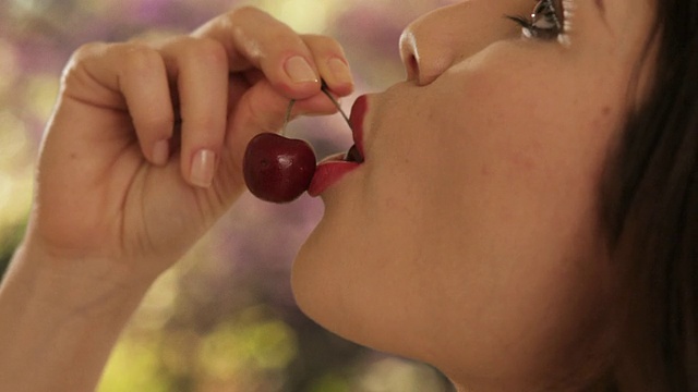 年轻女子吃樱桃视频下载
