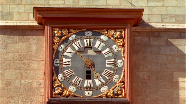 从钟和盾形纹章倾斜到5点52分法国波尔多的La Grosse Cloche大钟视频素材