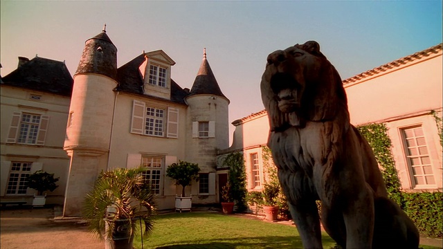 多利，从Chateau haot - brion庭院中的狮子雕像到Chateau / Pessac, Graves，法国视频素材