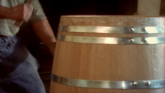 工匠建造酒桶的特写视频素材