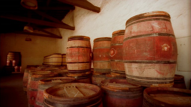 法国梅多克玛歌酒庄酒窖中的酒桶/从平底到木桶，瓶盖上印有酒厂名称视频素材