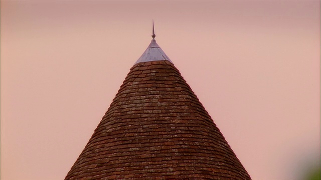 从法国波尔多的伊奎姆城堡/格雷夫斯城堡的锥形屋顶上拉回视频下载