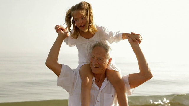 爷爷和孙女在海滩上玩视频下载