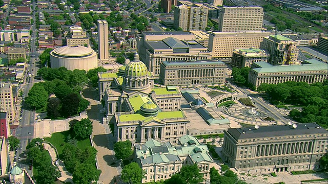 低空空中轨道拍摄的宾夕法尼亚州国会大厦与放大前入口视频下载