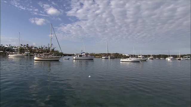 在鲭鱼天空下的港口边船的观点船/阿巴科，巴哈马视频下载