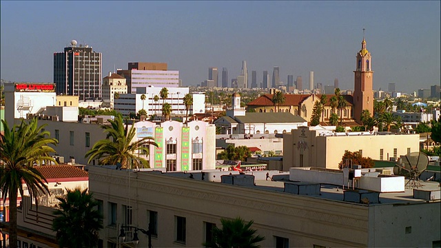 洛杉矶市中心的天际线和周边城市/加州洛杉矶视频素材