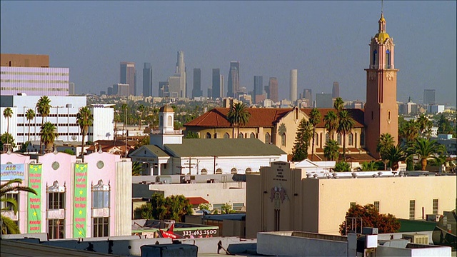 洛杉矶市中心的天际线和周边城市/加州洛杉矶视频素材