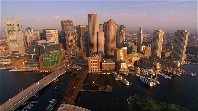 低空俯瞰市中心/上升俯瞰城市景观/波士顿，马萨诸塞州视频下载