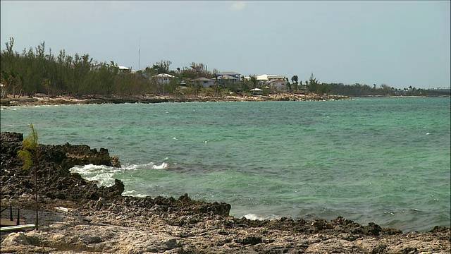 宽拍的海浪拍打着海滩湾/阿巴科，巴哈马群岛的岩石海岸视频下载
