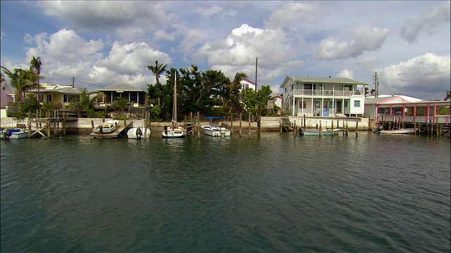 船的视角，过去的港口和海滨住宅/阿巴科，巴哈马视频下载