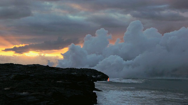 黎明时分，美国夏威夷卡拉帕纳，从火山口升起的蒸汽羽状物视频素材