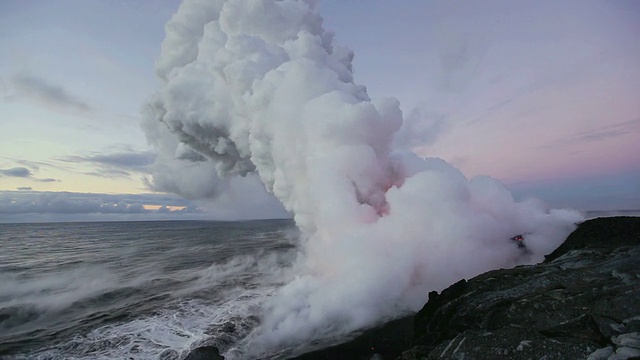 美国夏威夷，卡拉帕纳，火山爆发并形成蒸汽云视频下载
