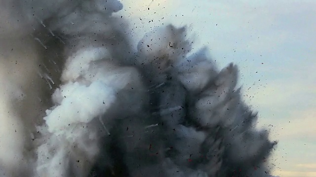 火山喷发和上升到天空的蒸汽云/美国夏威夷卡拉帕纳视频素材