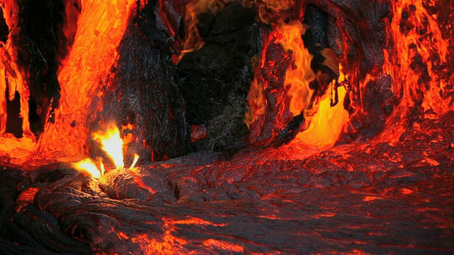 熔岩流在悬崖上的CU视图/卡拉帕纳，夏威夷，美国视频下载