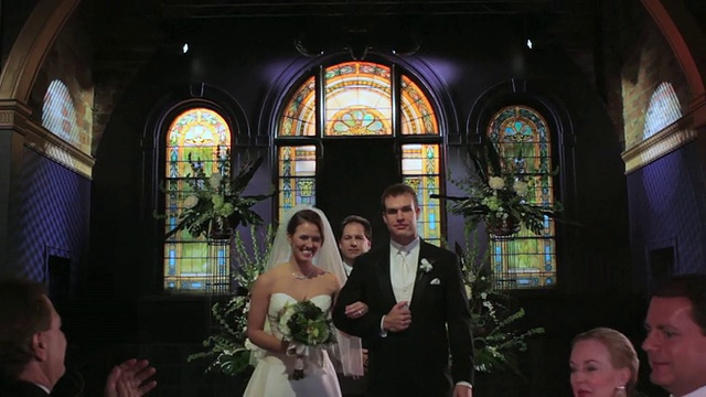 CU牧师完成新娘和新郎的亲吻;拉到WS的客人视频下载