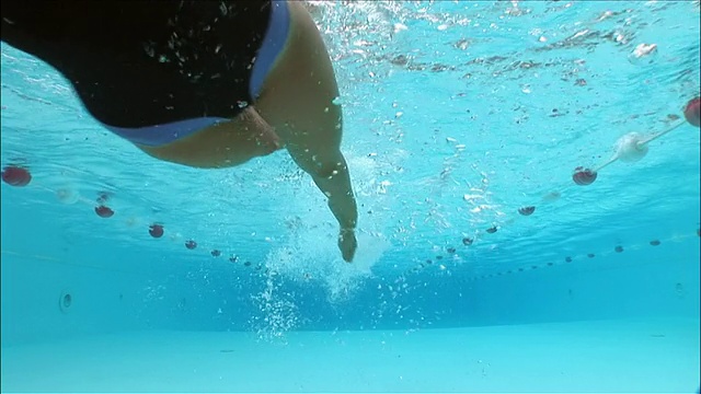低角度的水下视图游泳运动员做前爬行的镜头视频下载