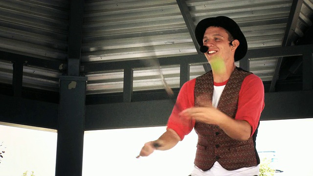 MS jugler杂耍棍和吃苹果/密西索加，安大略省，加拿大。视频素材