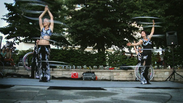 加拿大安大略省米西索加，用多个旋转呼啦圈表演的街头女艺人视频素材