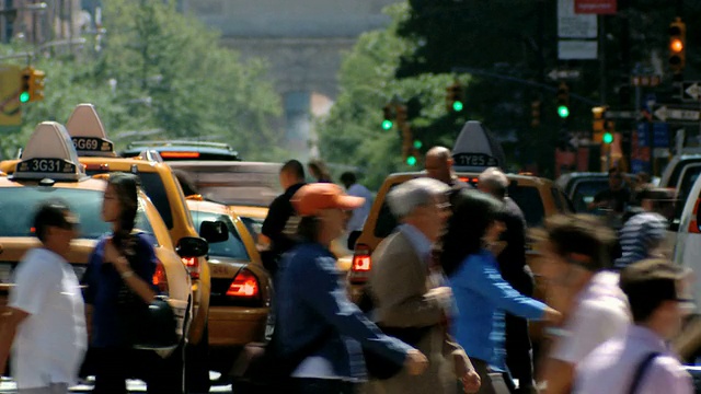 美国纽约州，纽约市，23号和5号，繁忙的街道，出租车和人群视频素材