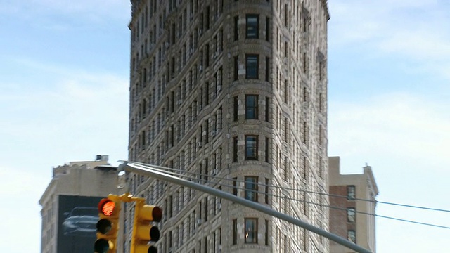 WS ZO展示在通货膨胀大厦的人行道/纽约市，纽约州，美国视频下载