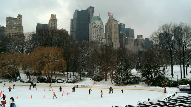 美国纽约，冬季，人们在沃尔曼溜冰场滑冰视频素材