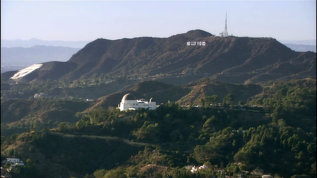 鸟瞰图格里菲斯天文台和好莱坞标志/洛杉矶，加利福尼亚州视频素材