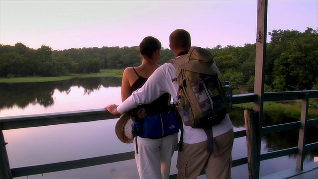 慢动作中镜头夫妇从桥上看河/亚马逊，巴西视频素材