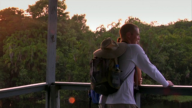 慢动作中镜头夫妇从桥上看河/亚马逊，巴西视频素材