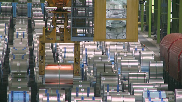 德国北莱茵-威斯特伐利亚蒂森钢铁公司(Thyssen steel AG / Duisberg)仓库的WS TS排钢板视频素材