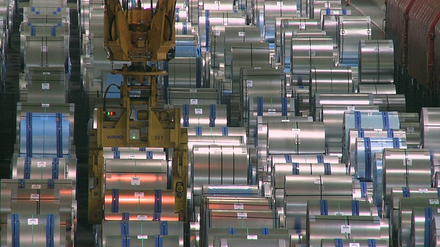 德国北莱茵-威斯特伐利亚蒂森钢铁公司/杜伊斯堡仓库的WS排钢板视频素材
